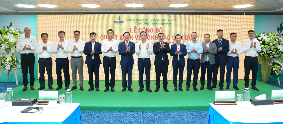 Các đồng chí Lãnh đạo Petrovietnam và PV GAS chụp ảnh lưu niệm tại buổi lễ.