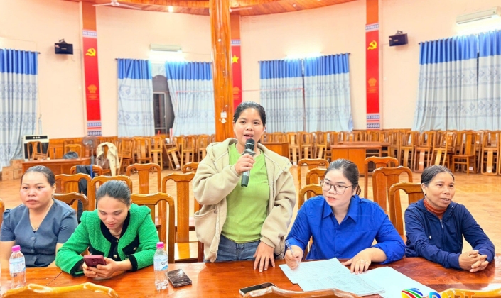 Người dân xã Đông Giang kiến nghị hỗ trợ giống cây trồng, con vật nuôi để nâng cao đời sống.