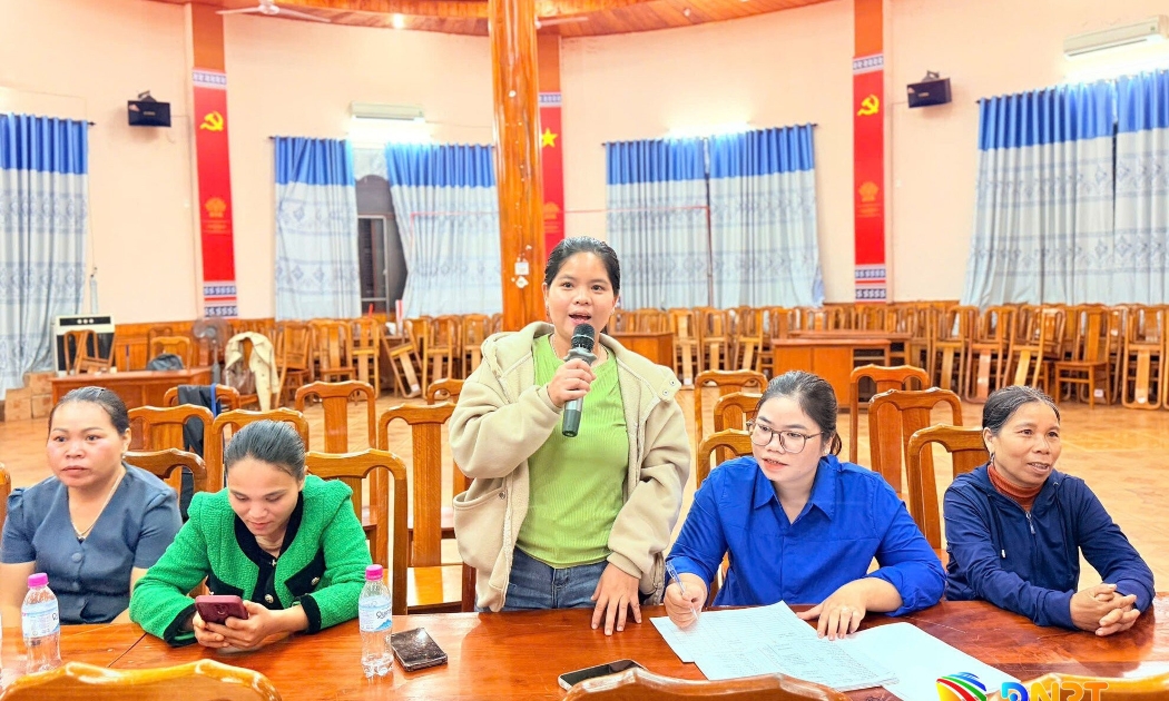 Người dân xã Đông Giang kiến nghị hỗ trợ giống cây trồng, con vật nuôi để nâng cao đời sống.