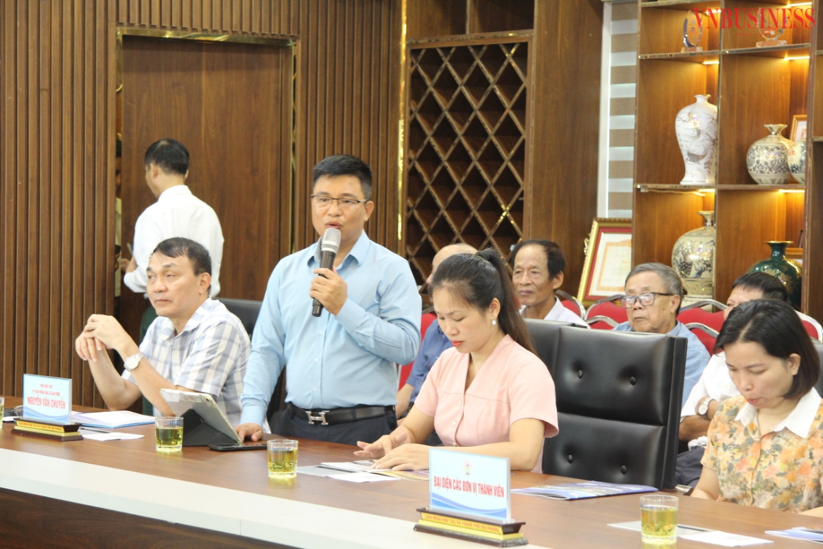 Lãnh đạo HTX Sản xuất và Thương mại Thủy sản Xuyên Việt đóng góp ý kiến.