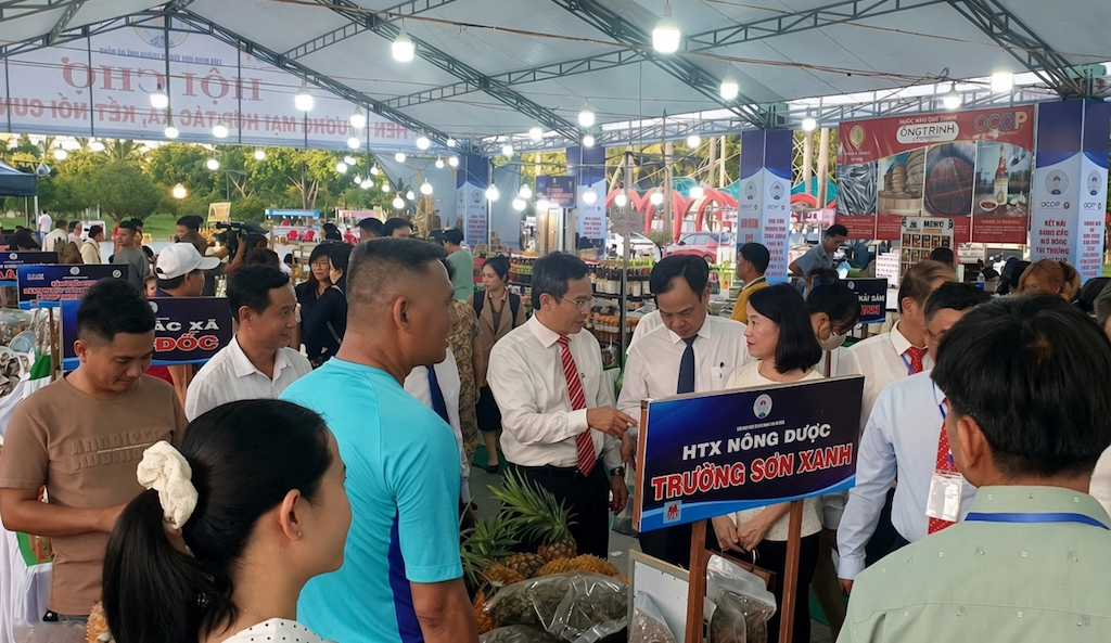 Ríah Cường cùng HTX Nông - dược Trường Sơn Xanh đưa các sản phẩm dược liệu ra thị trường, hướng đến nâng giá trị cây thuốc bản địa và mở rộng đầu ra.