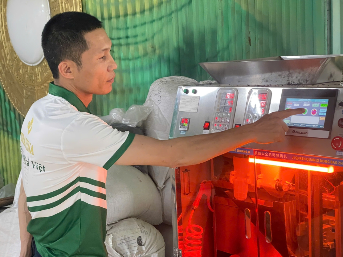 Anh Đỗ Hữu Thuận vận hành hệ thống đóng gói hiện đại tại xưởng sản xuất của HTX Tâm Trà Việt.