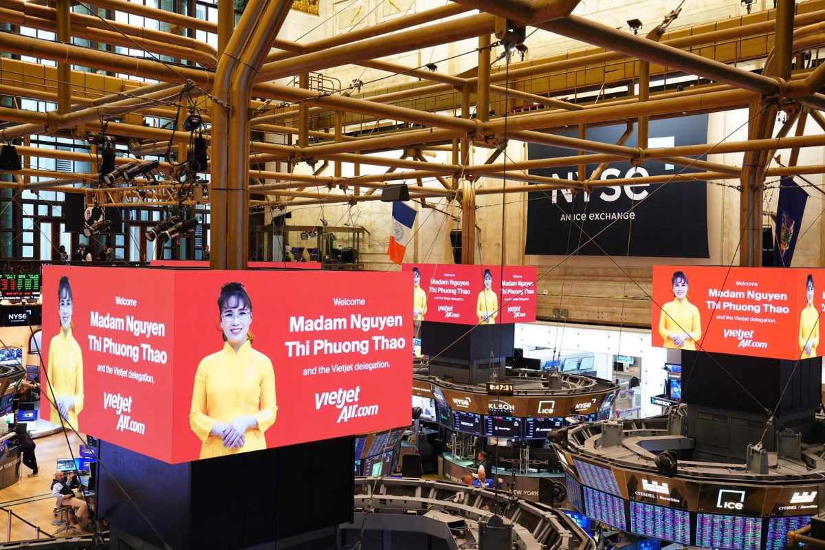 Các bảng điện tử lớn tại sàn chứng khoán lớn hàng đầu thế giới NYSE chào đón Nữ tỷ phú Việt Nam trong ngày đầu tiên thị trường chứng khoán Việt Nam nâng hạng. (Hình ảnh do NYSE Group cung cấp. NYSE không khuyến nghị hay xác nhận bất kỳ khoản đầu tư, chiến lược đầu tư, công ty, sản phẩm hoặc dịch vụ nào.)