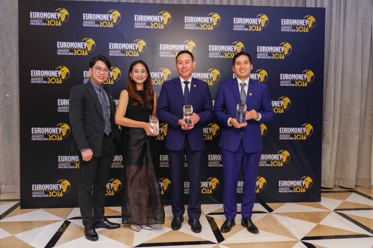 Đại diện HDBank chụp hình lưu niệm.