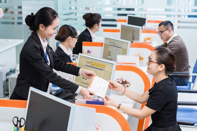 Giao dịch tại một ngân hàng thương mại.