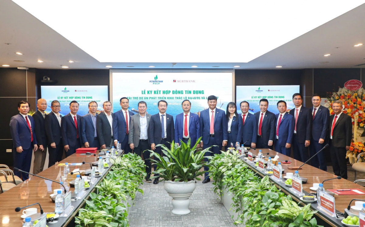 Các đại biểu chụp ảnh lưu niệm tại Lễ ký kết