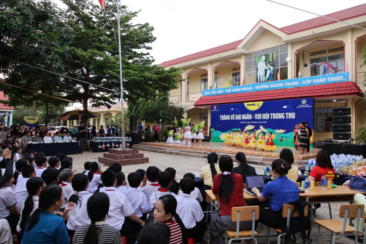 Không khí đêm hội thêm sôi động với các tiết mục văn nghệ, ảo thuật và giao lưu ca hát (Ảnh: Nguyễn Hoàng).