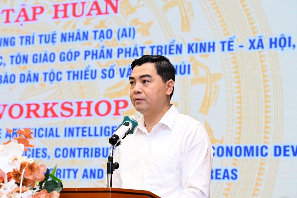 Ủy viên Ban Chấp hành Trung ương Đảng, Thứ trưởng Thường trực Bộ Dân tộc và Tôn giáo Nguyễn Hoài Anh phát biểu khai mạc Hội nghị tập huấn.