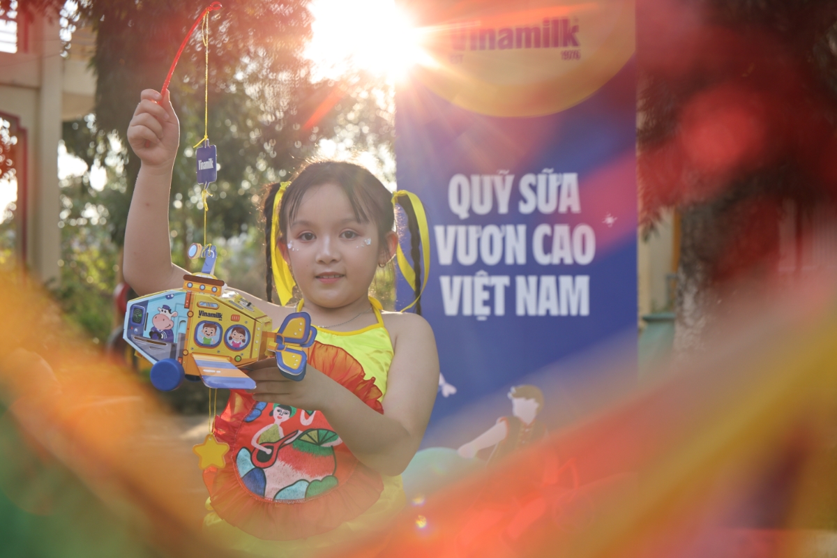 Khoảnh khắc em nhỏ cầm lồng đèn tham gia ngày hội Trung thu tại Ea Rốk (Ảnh: Nguyễn Hoàng).