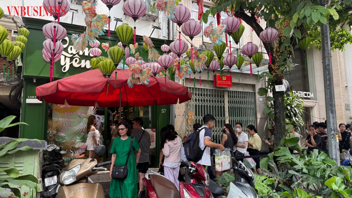 Thương hiệu mới Lam Yên đang tạo sức nóng với chuỗi xếp hàng dài mua bánh Trung thu.