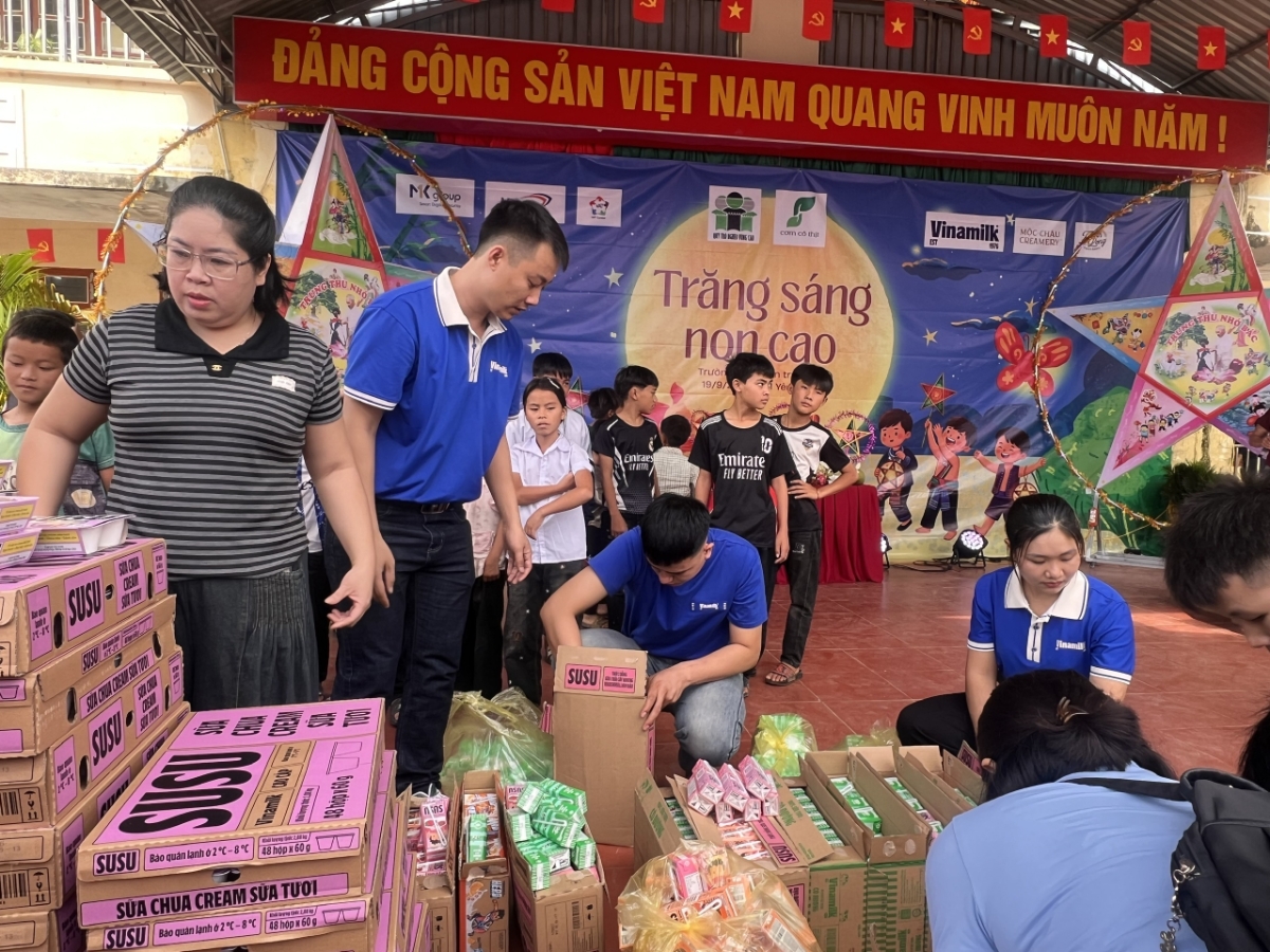 Chương trình Trung thu do Vinamilk đồng hành góp phần mang đến cho trẻ em Suối Tọ, Phù Yên, Sơn La một ngày hội giàu trải nghiệm và niềm vui (Ảnh: Minh Anh).