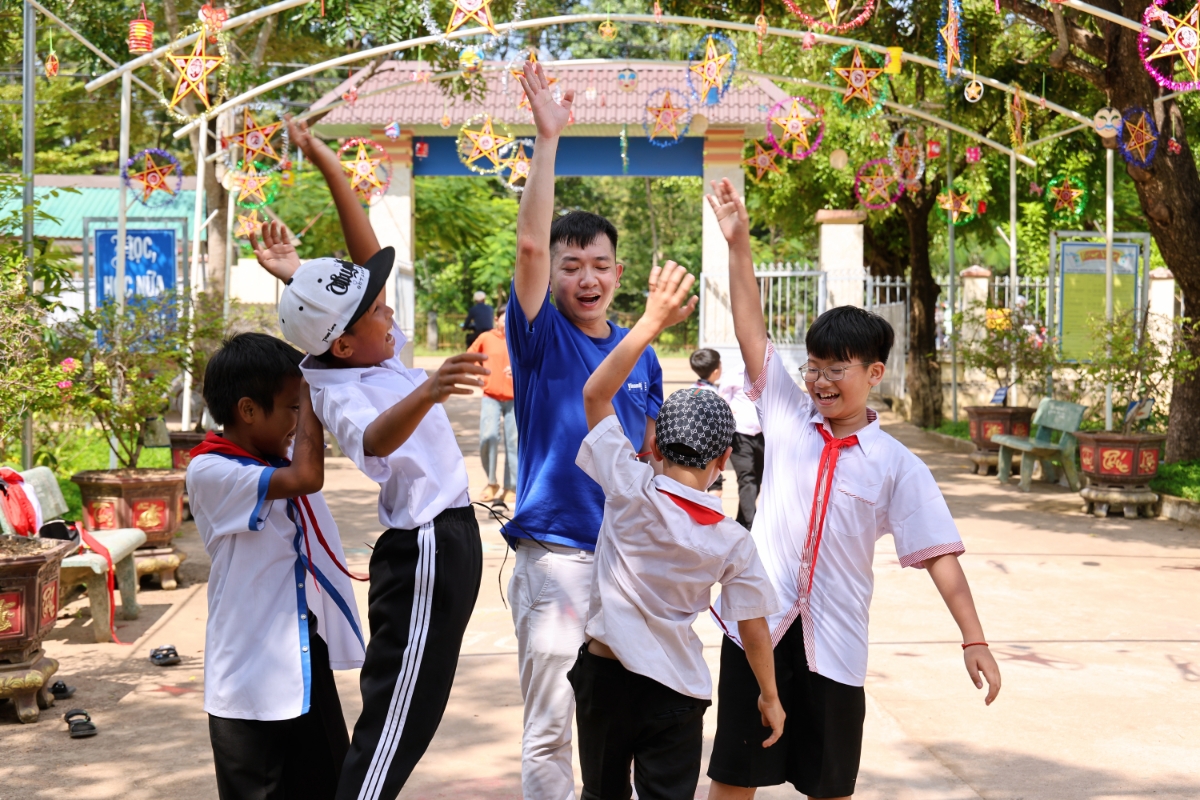 Các em nhỏ hào hứng tham gia trò chơi cùng nhân viên Vinamilk trong ngày hội trăng rằm (Ảnh: Nguyễn Hoàng).