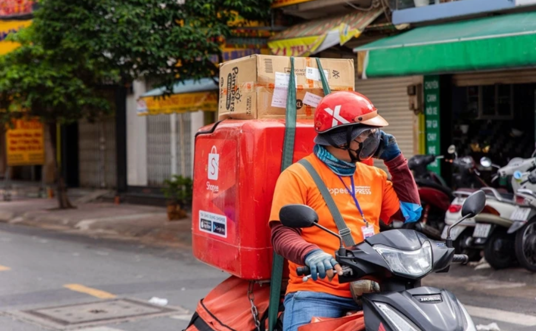 Nhiều chủ hàng lo lắng về mức phí khi bán hàng trên các sàn thương mại điện tử.