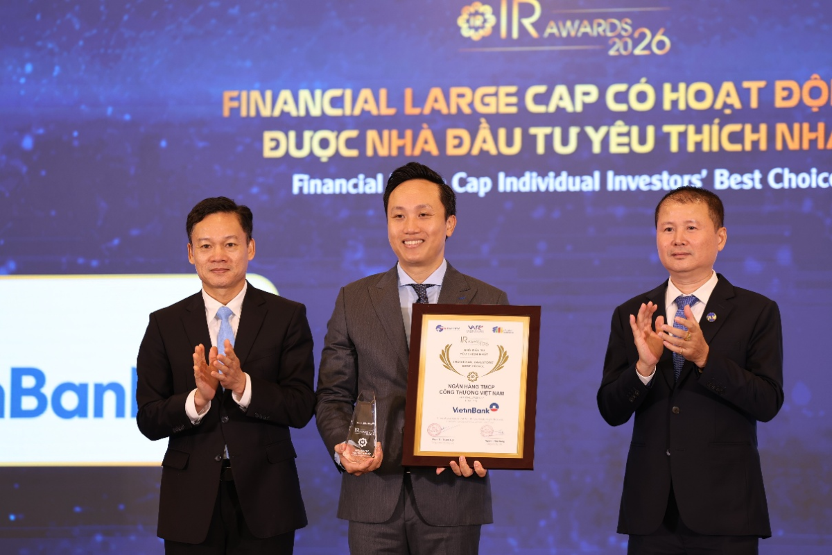 Ông Vương Huy Đông - Phó Ban Thư ký HĐQT&QHCĐ đại diện VietinBank nhận giải thưởng hạng mục “Financial Large Cap có hoạt động IR được Nhà đầu tư yêu thích nhất 2026”.