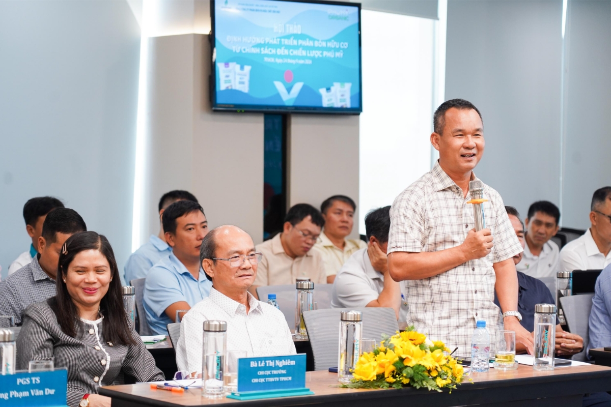 Các đại biểu trao đổi trong phiên thảo luận .
