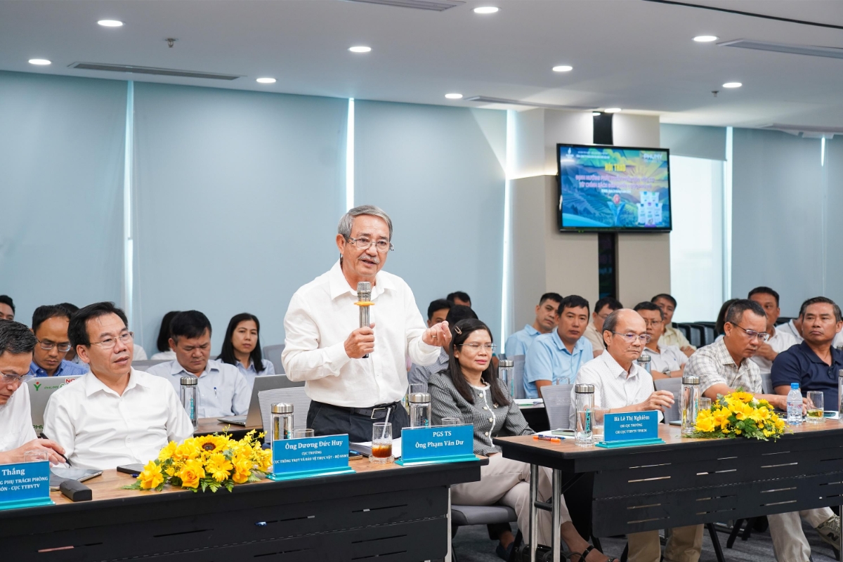 Các đại biểu trao đổi trong phiên thảo luận.