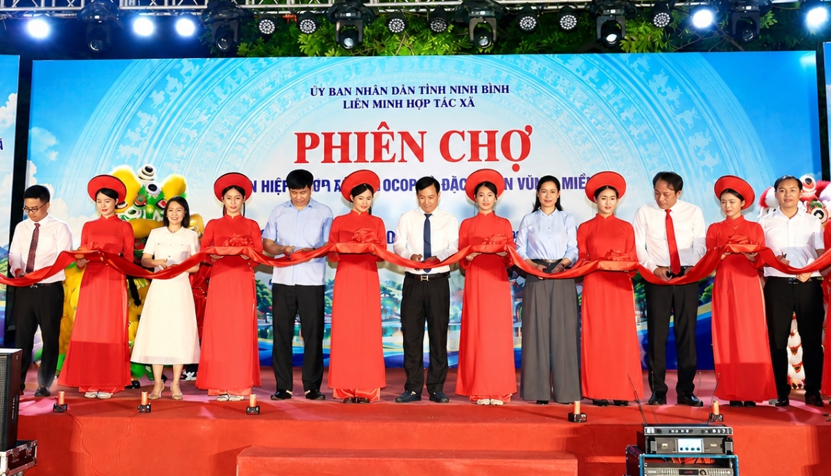 Các đại biểu cắt băng khai mạc phiên chợ OCOP.