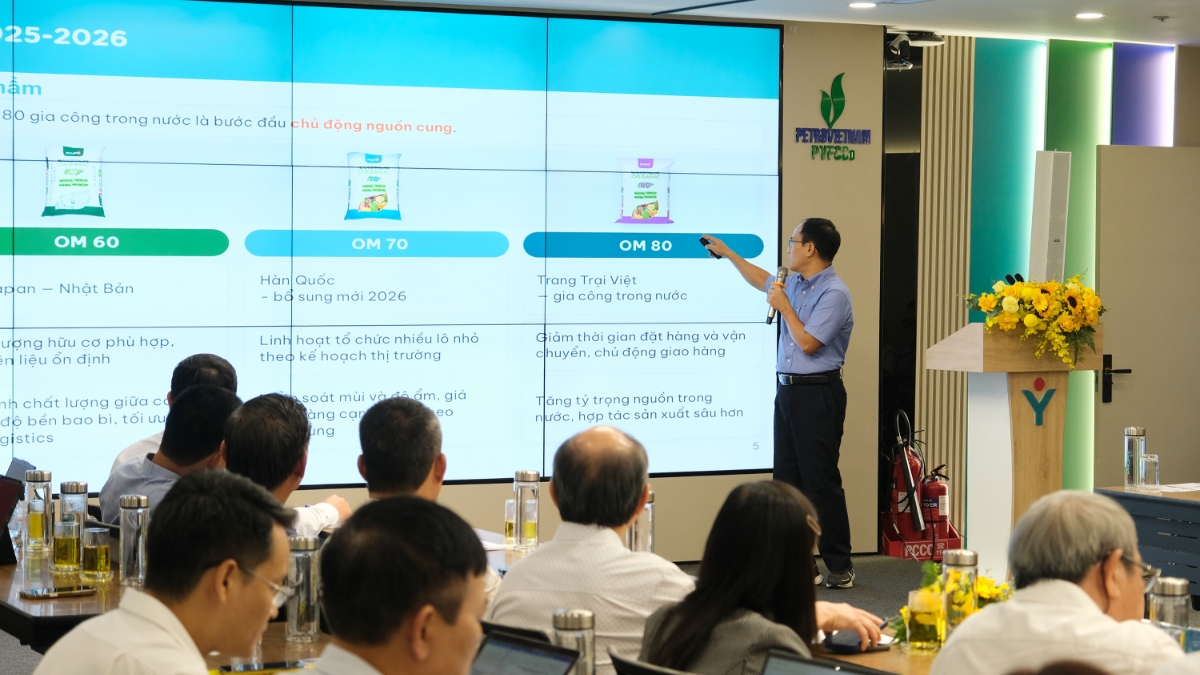 Ông Nguyễn Lê Đức Trọng - Phó Trưởng ban Tiếp thị và Truyền thông PVFCCo - Phú Mỹ trình bày định hướng phát triển Phân bón hữu cơ Phú Mỹ đến năm 2030.