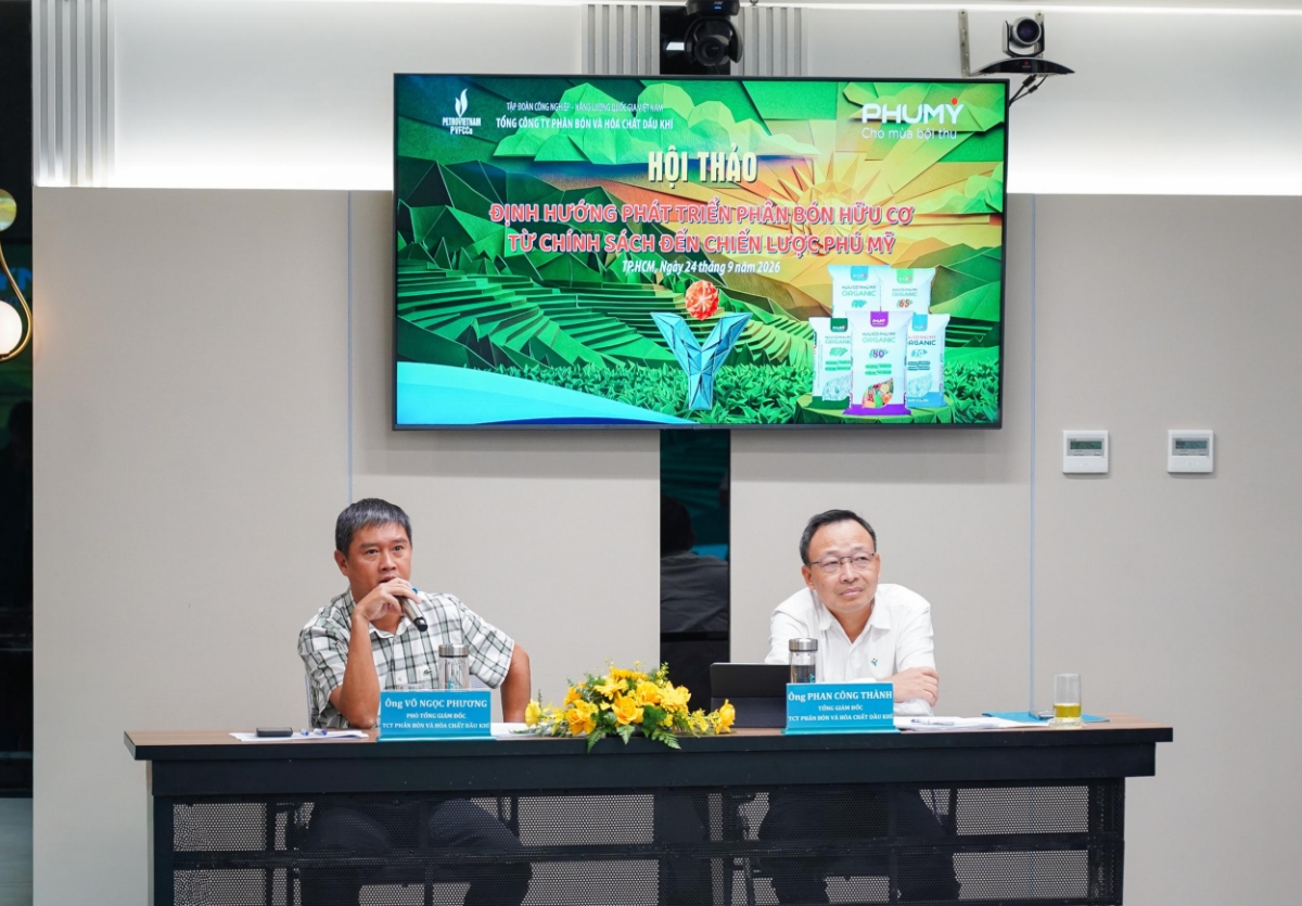 Ông Võ Ngọc Phương - Phó Tổng Giám đốc PVFCCo - Phú Mỹ ghi nhận ý kiến phản hồi của các đại biểu tham dự Hội thảo.