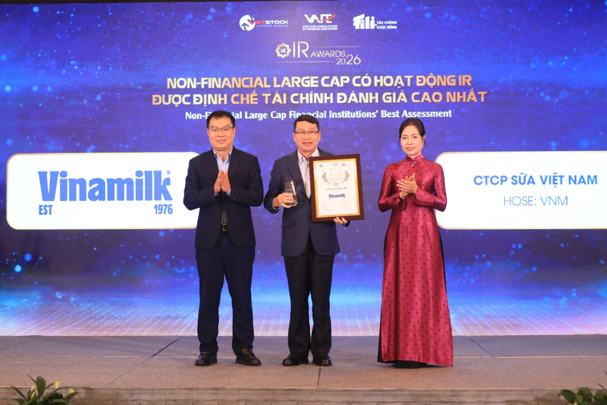 Đây là năm thứ 3 liên tiếp, Vinamilk đón nhận danh hiệu Doanh nghiệp vốn hóa lớn phi tài chính có hoạt động IR được định chế tài chính đánh giá cao nhất (Ảnh: BTC).