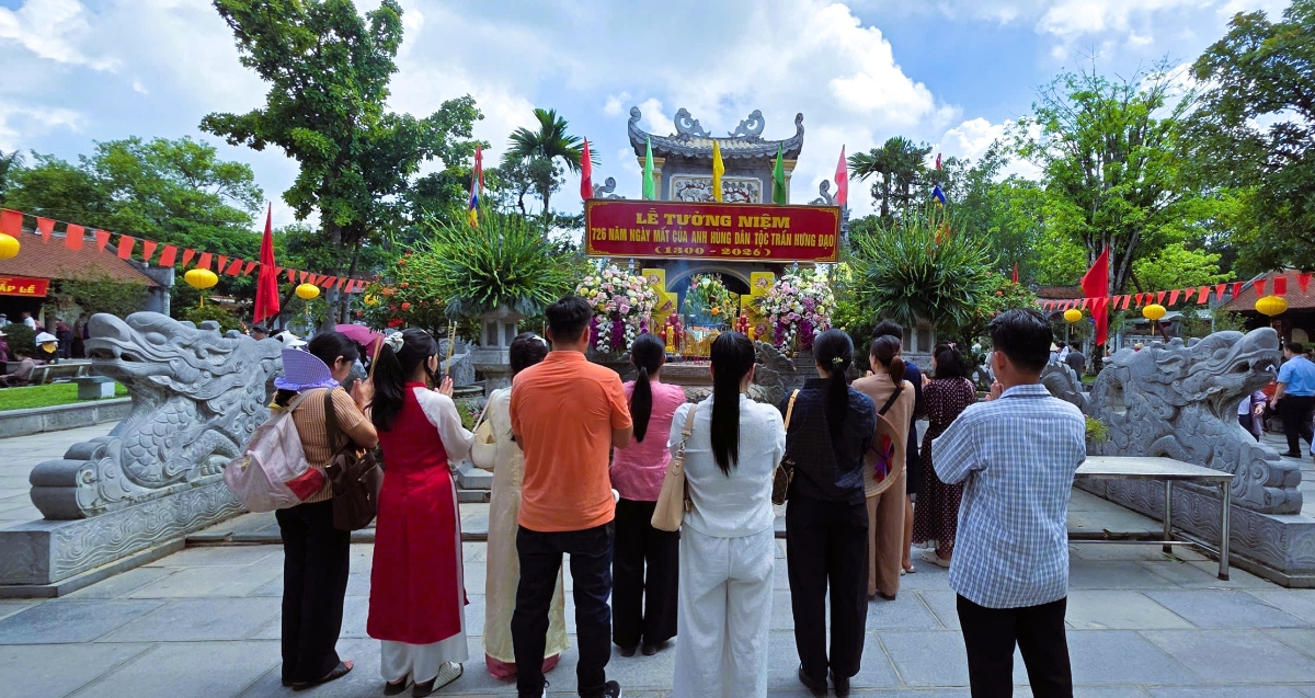 Du khách dâng hương tưởng niệm 726 năm ngày mất của Anh hùng dân tộc Trần Hưng Đạo và Khai hội Côn Sơn - Kiếp Bạc – mùa thu năm 2026 tại Đền Kiếp Bạc. Ảnh: Vũ Trang