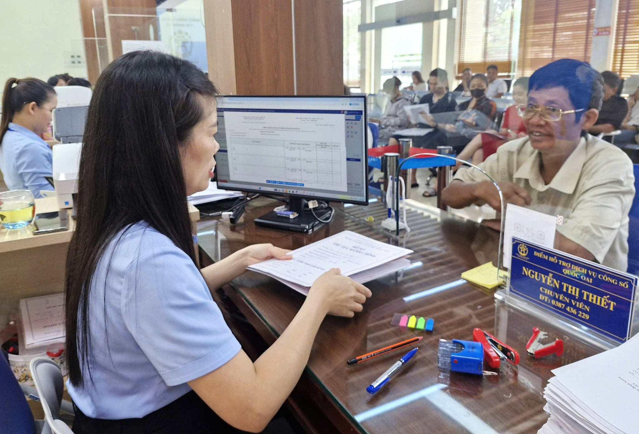 Không gian bộ phận một cửa hiện đại tại cơ sở với trang thiết bị số hóa