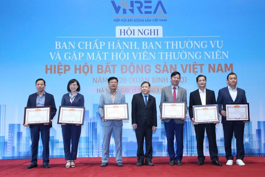 Đại diện Tập đoàn Geleximco (ngoài cùng bên trái) nhận bằng khen của Hiệp hội Bất động sản Việt Nam (VNREA).