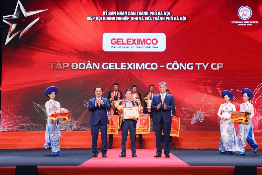Đại diện Tập đoàn Geleximco nhận bằng khen của UBND TP. Hà Nội.