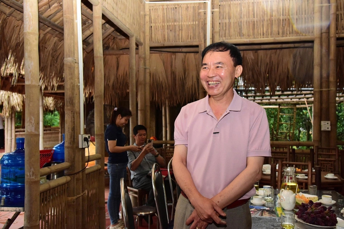 Ông Nguyễn Mạnh Hải, chủ trang trại gà có tiếng ở vùng đồi gò Ba Vì, thôn Yên Thịnh, xã Bất Bạt, Hà Nội.