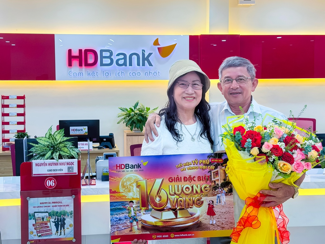 Khách hàng Mã Tiếp Ngân cùng chồng đến nhận thưởng.