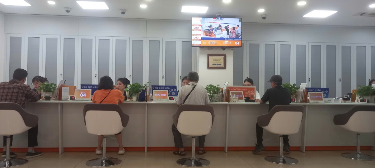 Giao dịch tại một chi nhánh của Ngân hàng SHB trên đường Láng Hạ, Hà Nội.