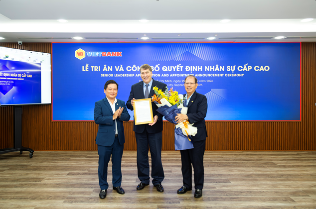 Ông Dương Nhất Nguyên – Chủ tịch HĐQT Vietbank trao quyết định bổ nhiệm cho ông Chester Gorski.