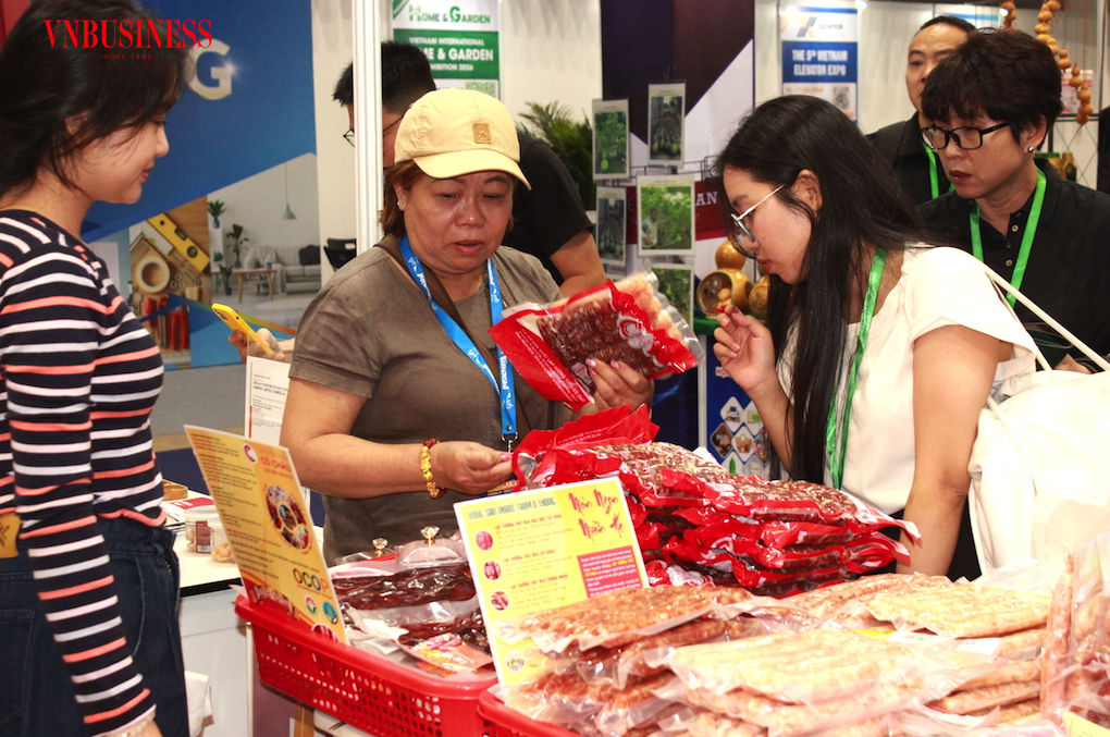 Mùa cao điểm đang đến gần, người tiêu dùng ngày càng kết hợp mua sắm trực tiếp và trên môi trường số, buộc hàng Việt phải kết nối đa kênh để giữ khách.