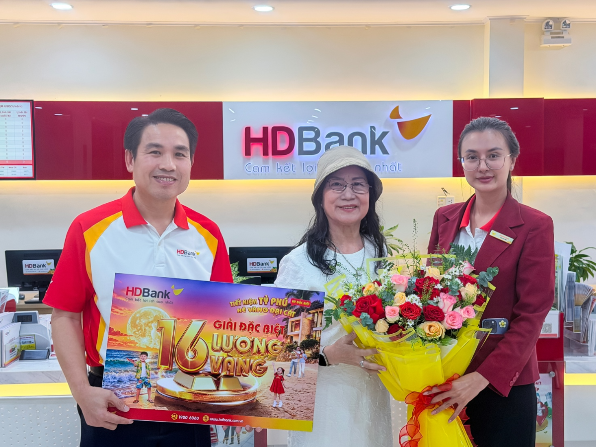 Khách hàng Mã Tiếp Ngân (giữa) bất ngờ khi trúng giải thưởng cao nhất của chương trình.