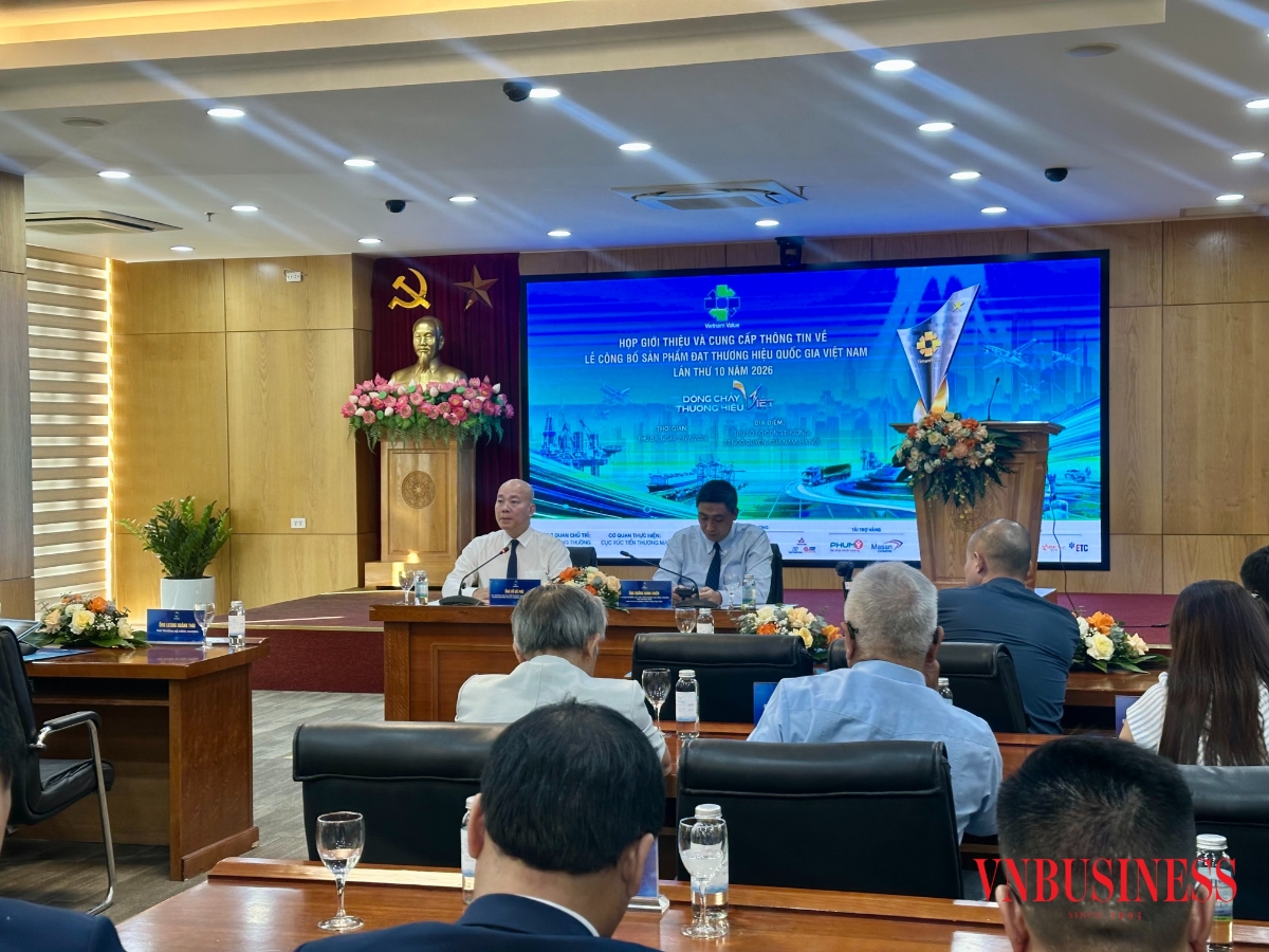 Ông Vũ Bá Phú, Cục trưởng Cục Xúc tiến thương mại, Trưởng Ban Thư ký trao đổi, giải đáp câu hỏi của các cơ quan thông tấn, báo chí về kết quả xét chọn, Chương trình và Lễ công bố.