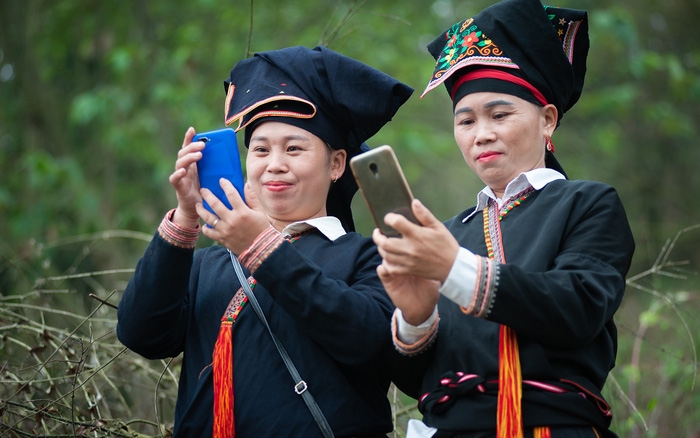 Với người dân làm nông nghiệp, kỹ năng số có thể bắt đầu từ việc tìm kiếm thông tin về kỹ thuật sản xuất, giá cả và thị trường.