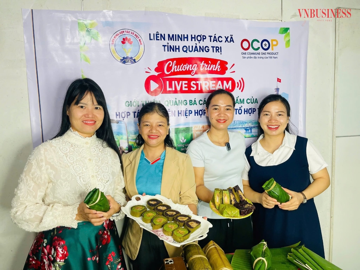 Sản phẩm bánh Tét mang đậm hương vị quê nhà của Quảng Trị được nhiều khách hàng mua.