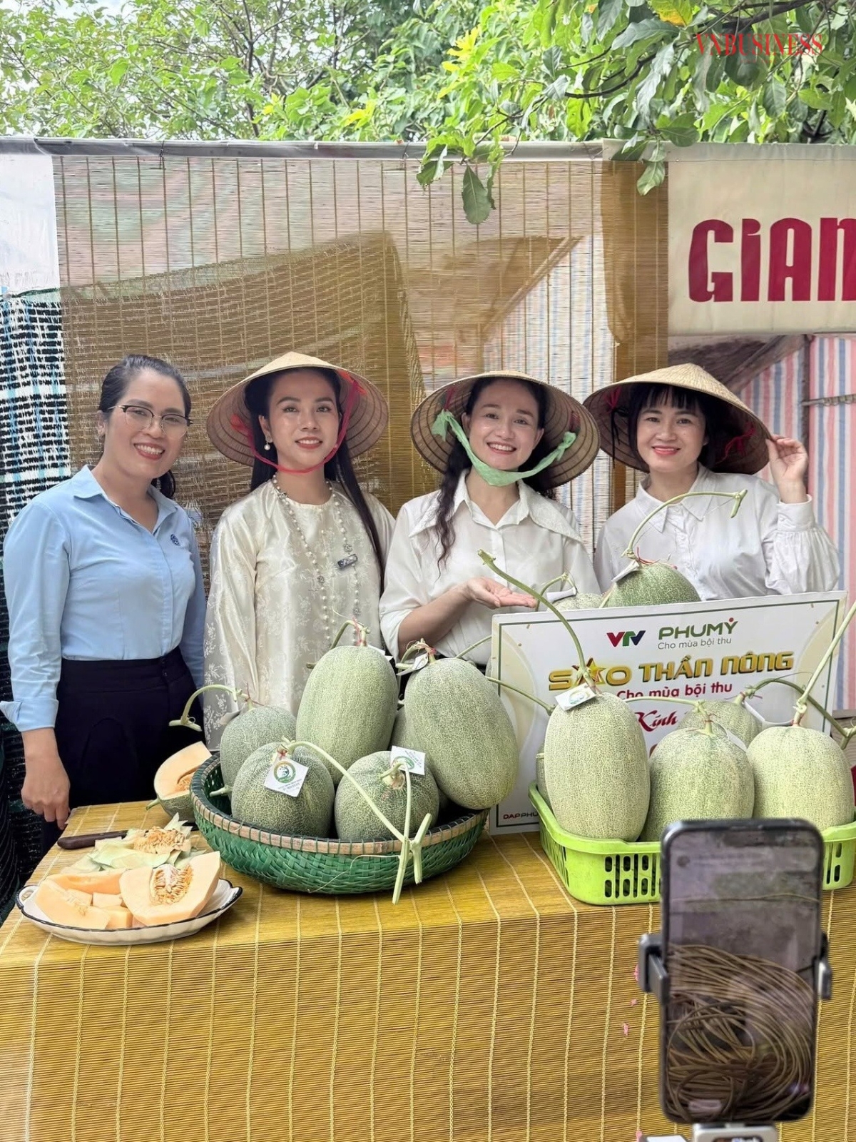 Cán bộ Liên minh HTX tỉnh Quảng Trị đồng hành cùng các HTX tổ chức nhiều phiên livestream bán hàng cho thành viên (ảnh Liên minh HTX Tỉnh Quảng Trị).