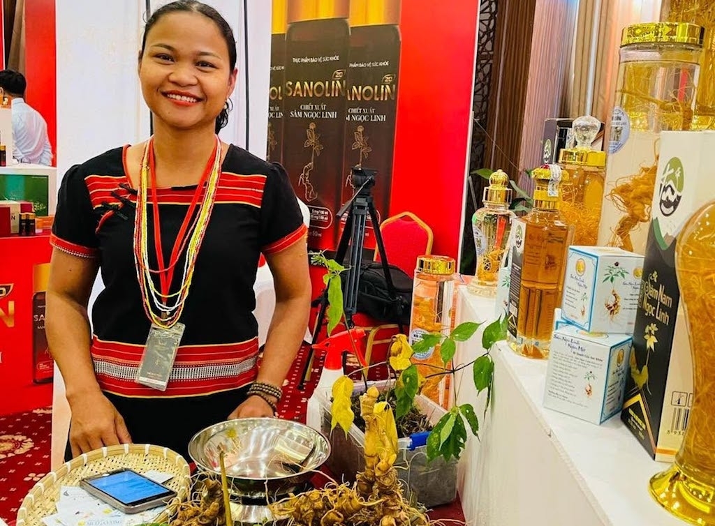Chị Hồ Thị Mười tại một hội chợ, nơi chị mang sản phẩm dược liệu Nam Trà My đến quảng bá và tìm hiểu thêm về thị trường.