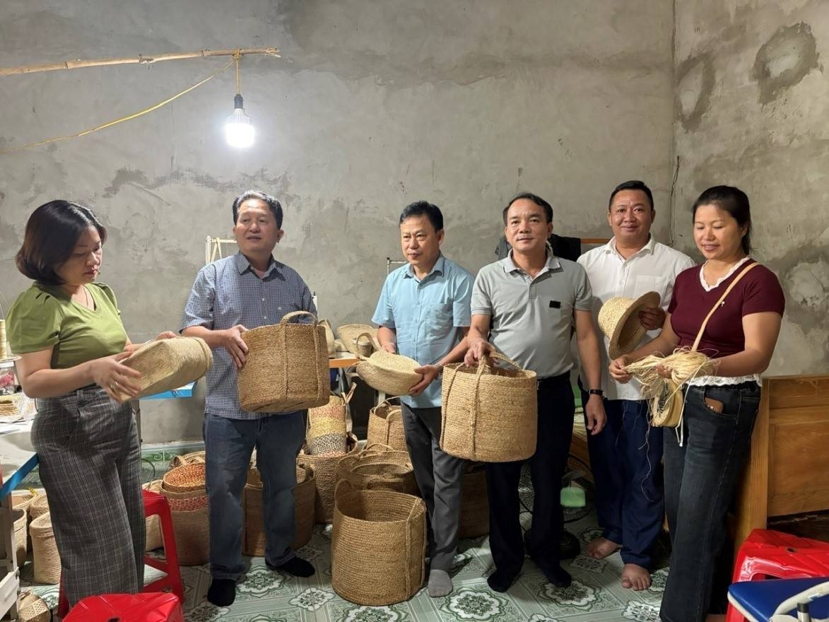 HTX Sợi chuối và Dịch vụ nông nghiệp Bảo Thắng sản xuất sản phẩm thủ công từ thân cây chuối.