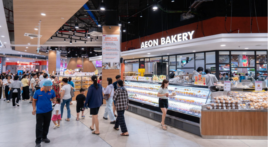 Khu vực Bakery cũng được bố trí 90 chỗ ngồi, phục vụ hơn khoảng 200 sản phẩm mỗi ngày, tập trung vào bánh mì kiểu Pháp, bên cạnh bánh mì mặn, pizza, bánh tart, món tráng miệng và bánh kem. Khách hàng cũng có thể thưởng thức sinh tố và các món trong thực đơn cà phê.