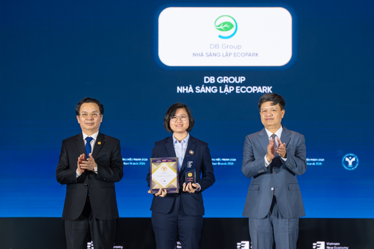 Bà Mai Thị Hồng Quyên – Giám đốc Kinh doanh và Marketing Nhà sáng lập Ecopark nhận giải thưởng tại Chương trình Lễ công bố và vinh danh Thương hiệu mạnh năm 2026.