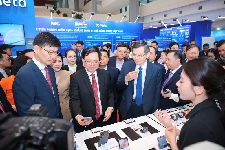 Tổng Giám đốc Samsung Việt Nam Na Ki Hong giới thiệu với Phó Thủ tướng Hồ Quốc Dũng về những sản phẩm Samsung tại sự kiện Ngày đổi mới sáng tạo 2026 - Ảnh VGP