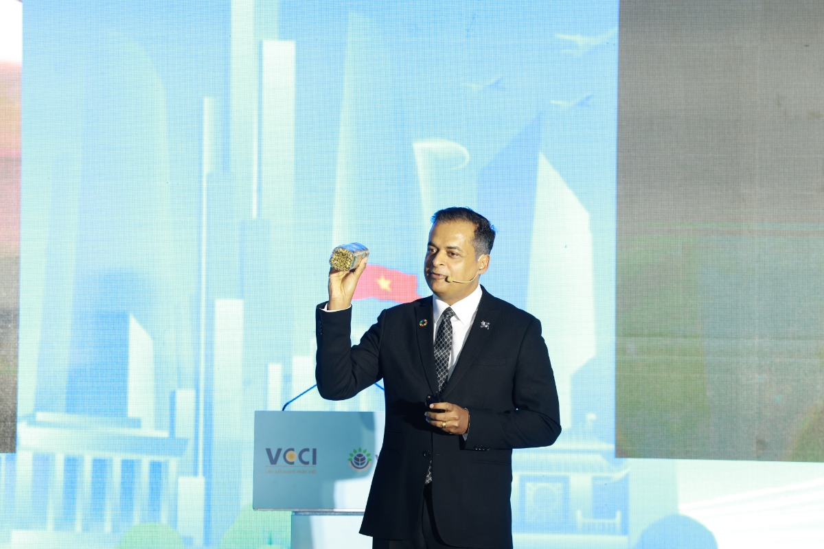 Tại phiên toàn thể VCSF 2026, ông Binu Jacob – Tổng Giám đốc Nestlé Việt Nam, Đồng Chủ tịch VBCSD – trình bày tham luận “Kiến tạo lợi thế cạnh tranh cho Việt Nam – Hành trình từ nông trại vươn ra thế giới”.