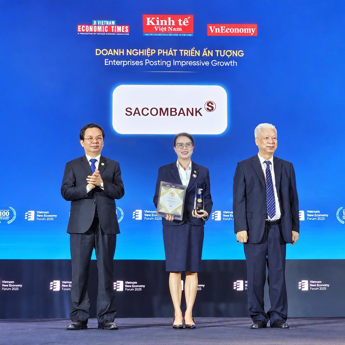 Bà Nguyễn Thị Kiều Anh - Phó TGĐ SACOMBANK đại diện Ngân hàng nhận giải thưởng Thương hiệu doanh nghiệp phát triển ấn tượng.