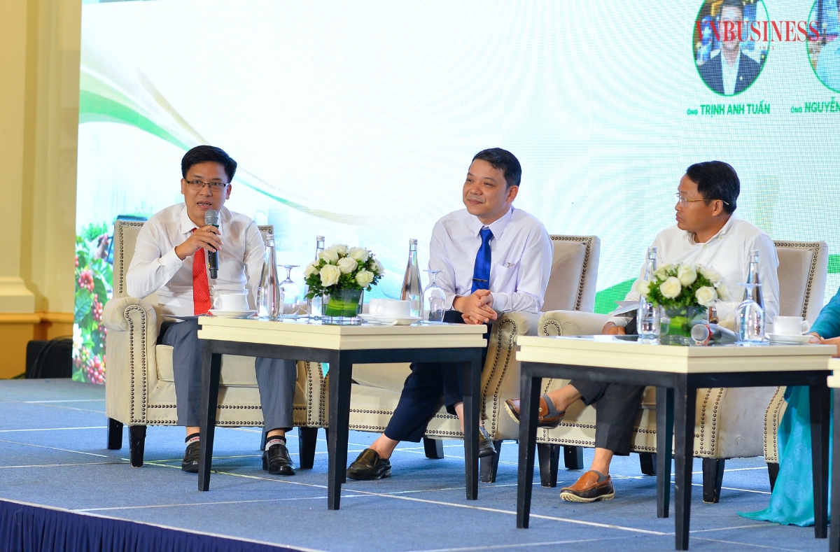 Ông Nguyễn Hoàng Linh – Giám đốc HTX Nghiên cứu ứng dụng và phát triển Nông nghiệp thông minh (ngoài cùng bên trái) chia sẻ tại toạ đàm.