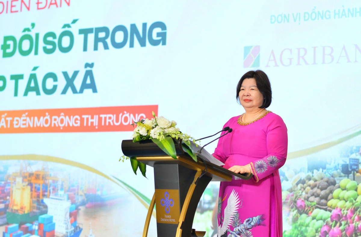 Chủ tịch Liên minh HTX Việt Nam Cao Xuân Thu Vân phát biểu khai mạc Diễn đàn.