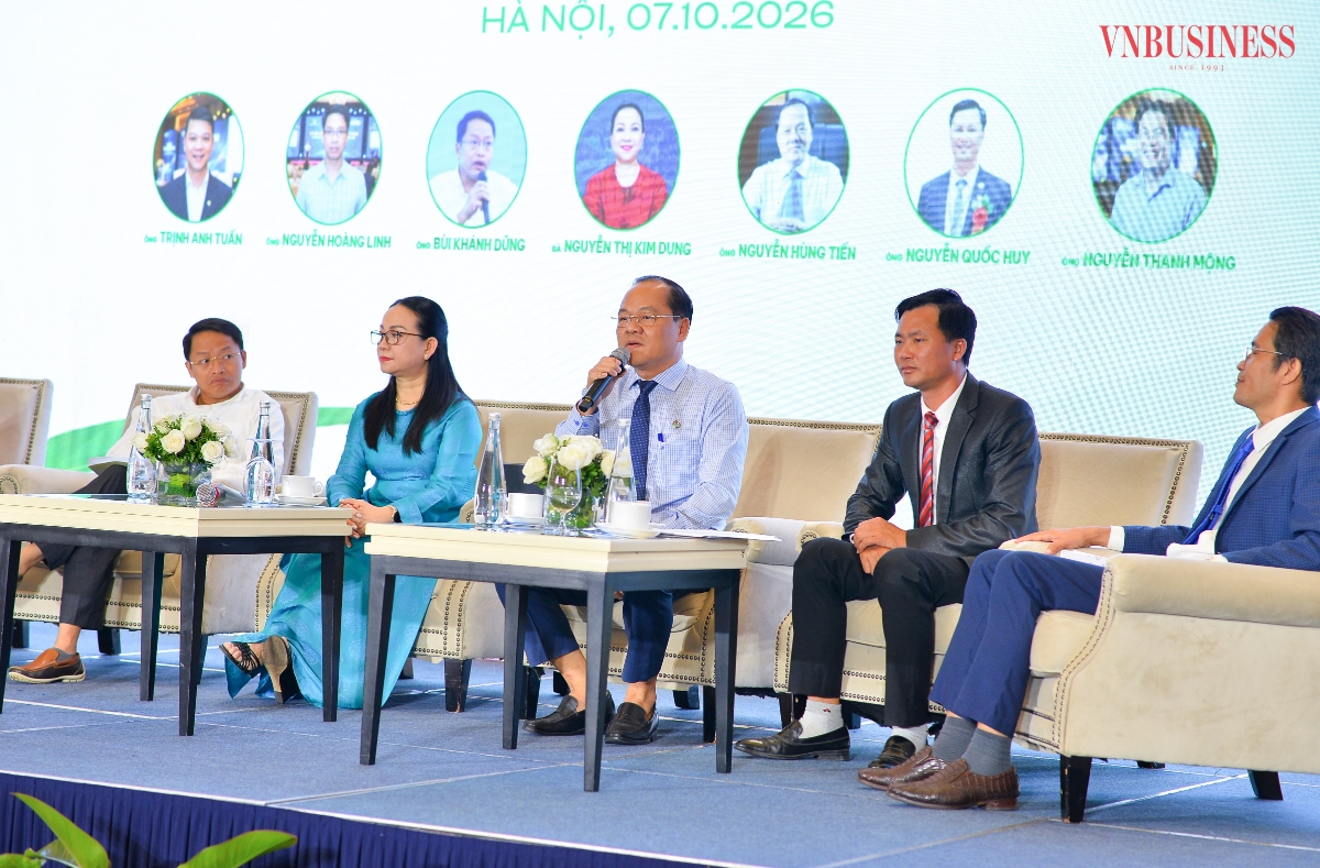 Ông Nguyễn Hùng Tiến, Chủ tịch Quỹ Hỗ trợ phát triển HTX Việt Nam (ở giữa) chia sẻ tại toạ đàm.