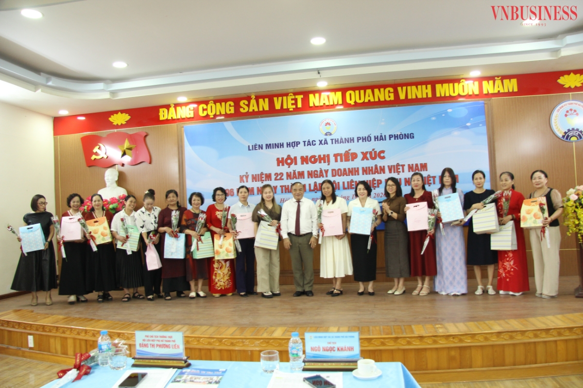 Đại diện các đơn vị HTX, quỹ tín dụng nhân dân, doanh nghiệp thành viên của Liên minh lên nhận hoa, quà kỷ niệm từ Liên minh HTX TP Hải Phòng.
