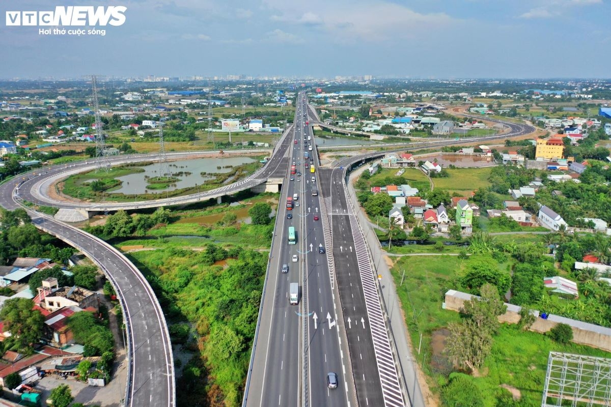 Cao tốc Bến Lức - Long Thành đã khai thác toàn tuyến, đưa hàng chục triệu khách từ miền Tây và sân bay Long Thành đến Cần Giờ mà không cần đi qua nội đô (Ảnh: Phan Sam).
